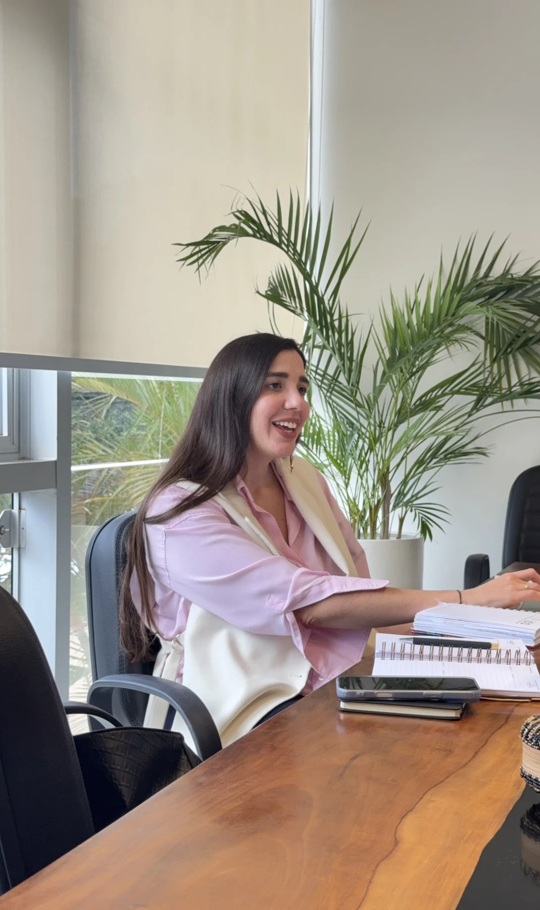 Jazmin en una reunión de trabajo